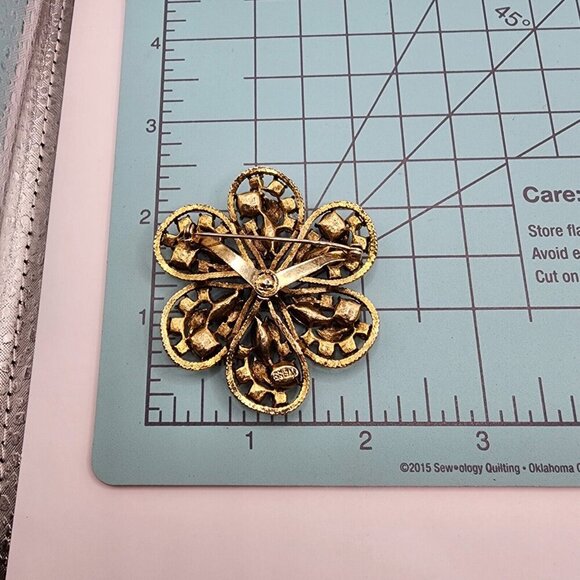 Vintage Weiss Flower Brooch Rhinestones Red, Pink Gold Tone Signed - Picture 7 of 7